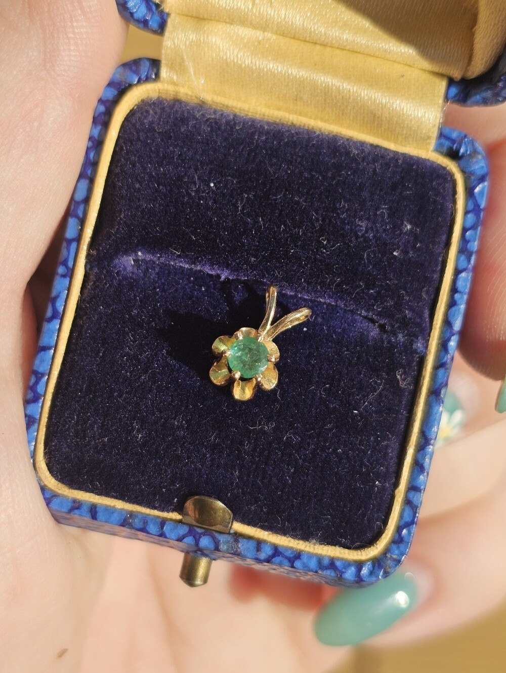 14k emerald new vintage Old stock pendant. Still on the original card. Buttercup